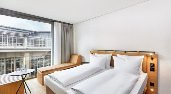 h-hotels_zimmer-komfort-doppelzimmer-01-h2-hotel-leipzig_Original (kommerz. Nutzung) _6d443b6f_.jpg