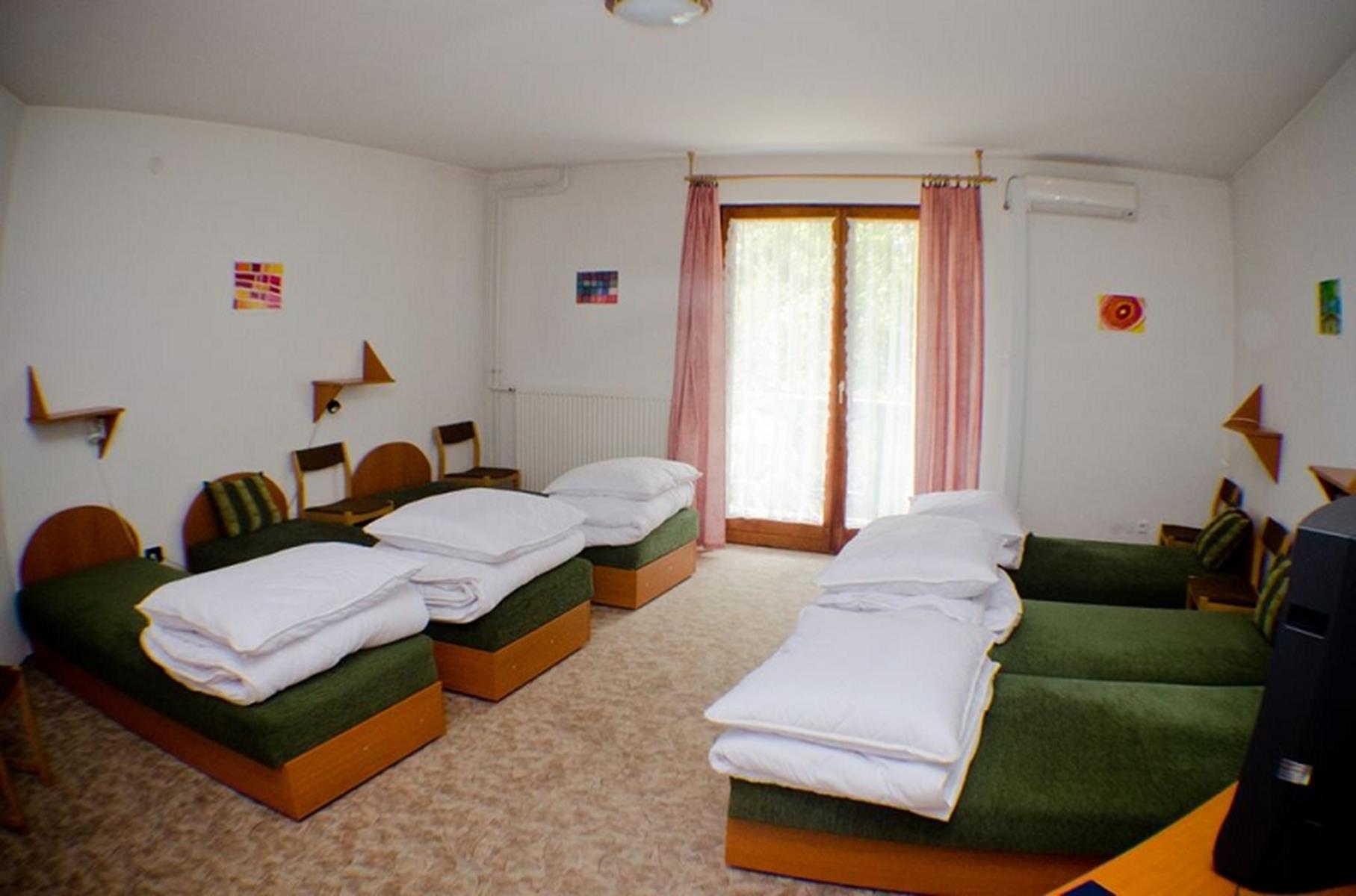 07_Reise-Werk_Gruppenhaus_Balatonföldvar_Selbstversorger_Haus_Zimmer2.jpg